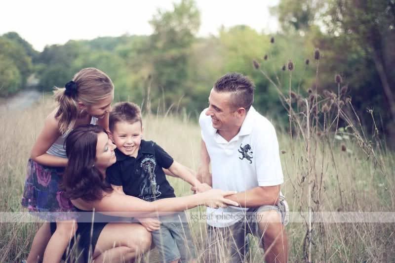 kg.leaf photography family of 4 in field