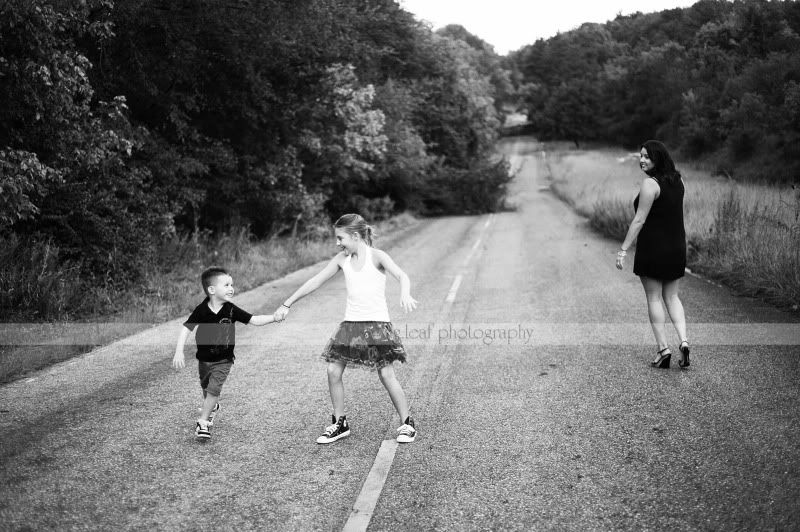 kg.leaf photography chasing siblings