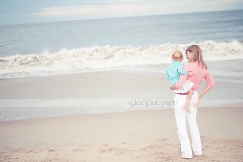 kg.leaf photography mother and daughter beach