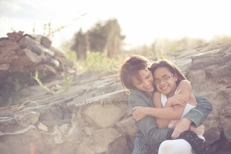 kg.leaf photography mom and daughter hug