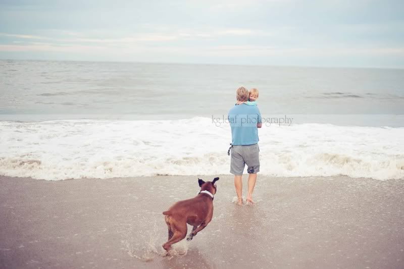 kg.leaf photography father daughter waves and dog