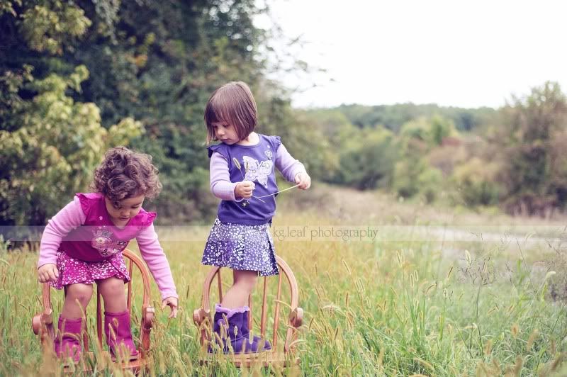 kg.leaf photography sisters in rocking chairs