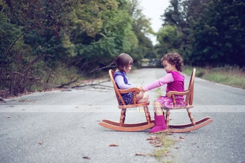 kg.leaf photography sisters talking