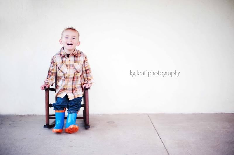 kg.leaf photography boy in chair