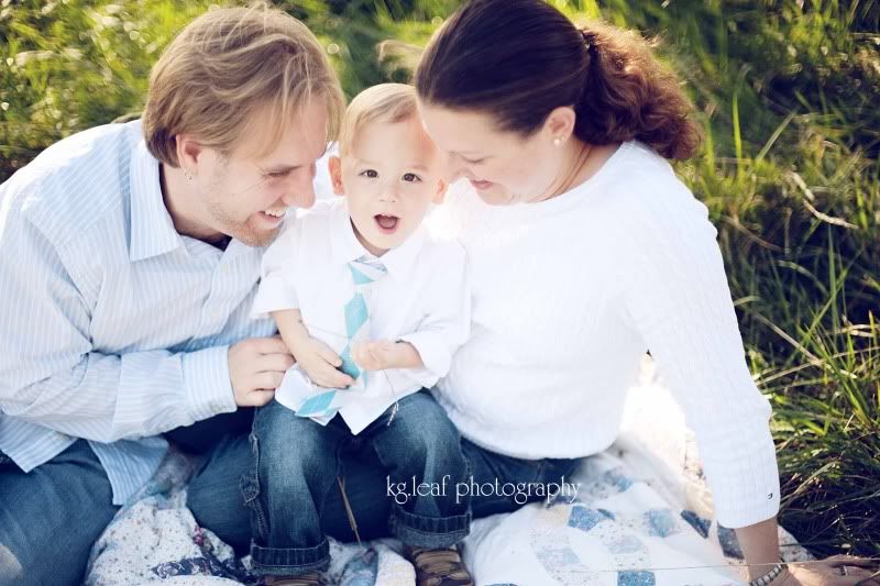 kg.leaf photography parents looking at baby