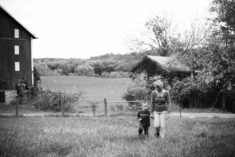 kg.leaf photography mother and son hand in hand