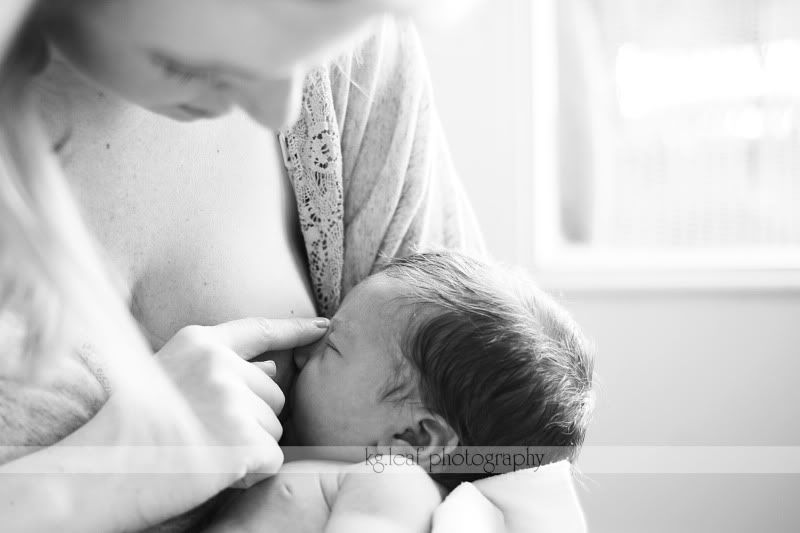 kg.leaf photography mom and baby nursing