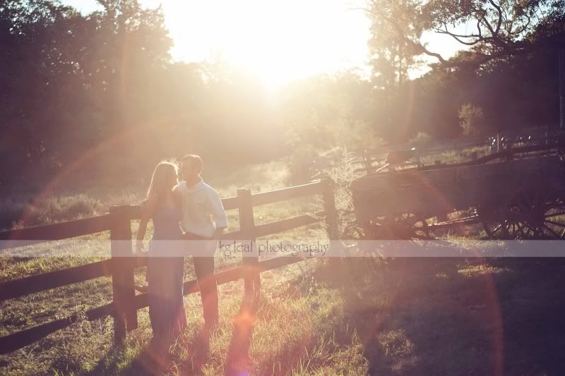 kg.leaf photography couple by fence