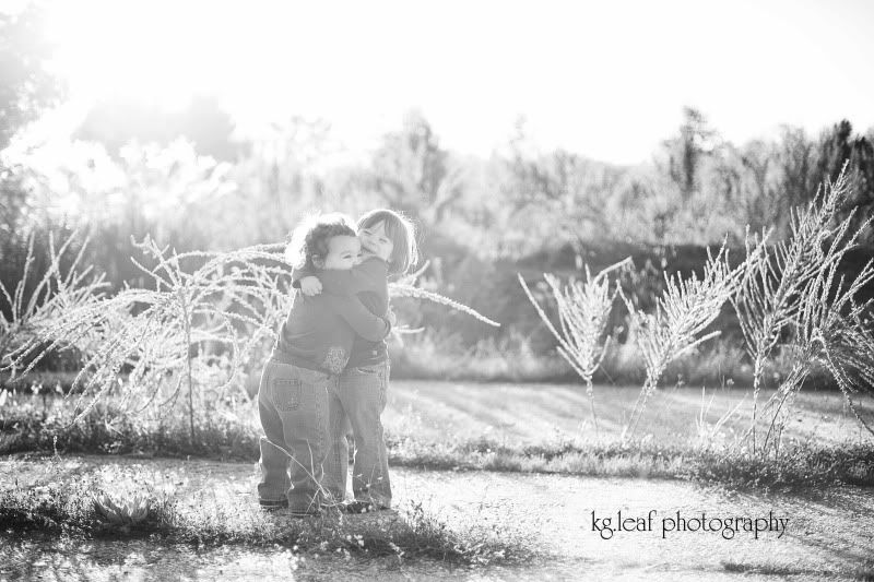 kg.leaf photography sister hug