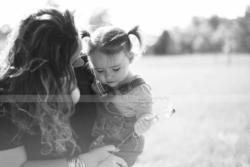 kg.leaf photography mother and daughter black and white