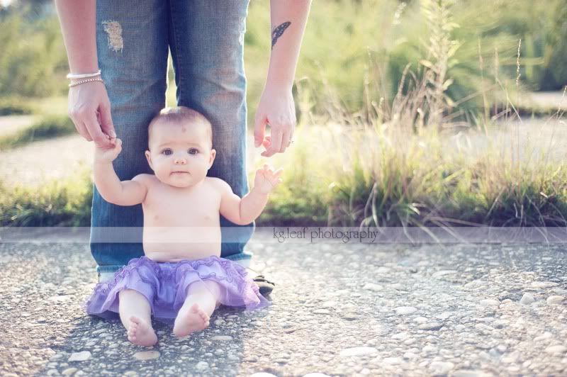 kg.leaf photography baby and mom feet